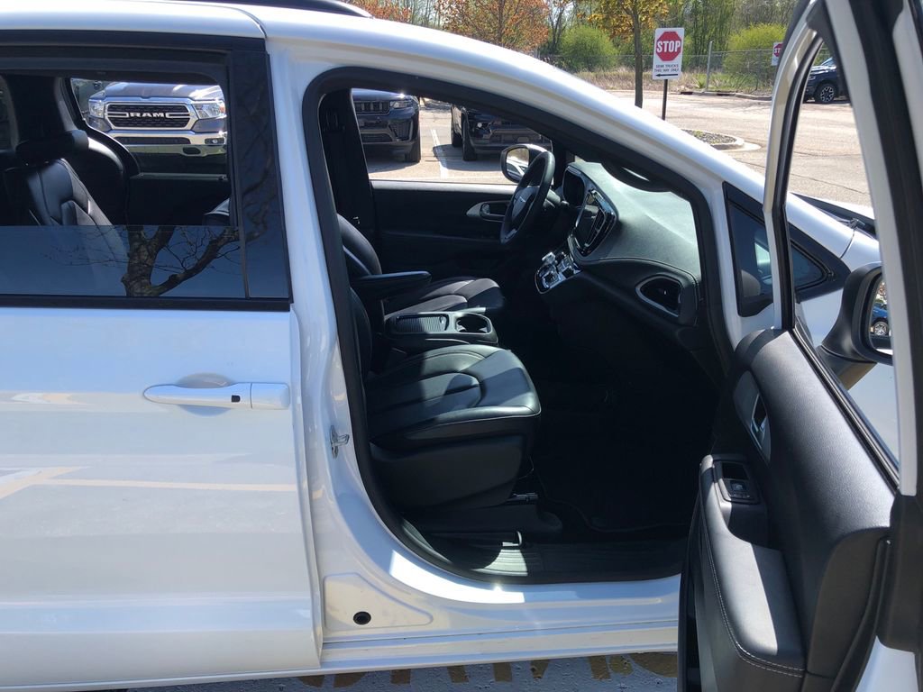 Used 2023 Chrysler Pacifica Touring-L w/ S Appearance Package FWD image 24