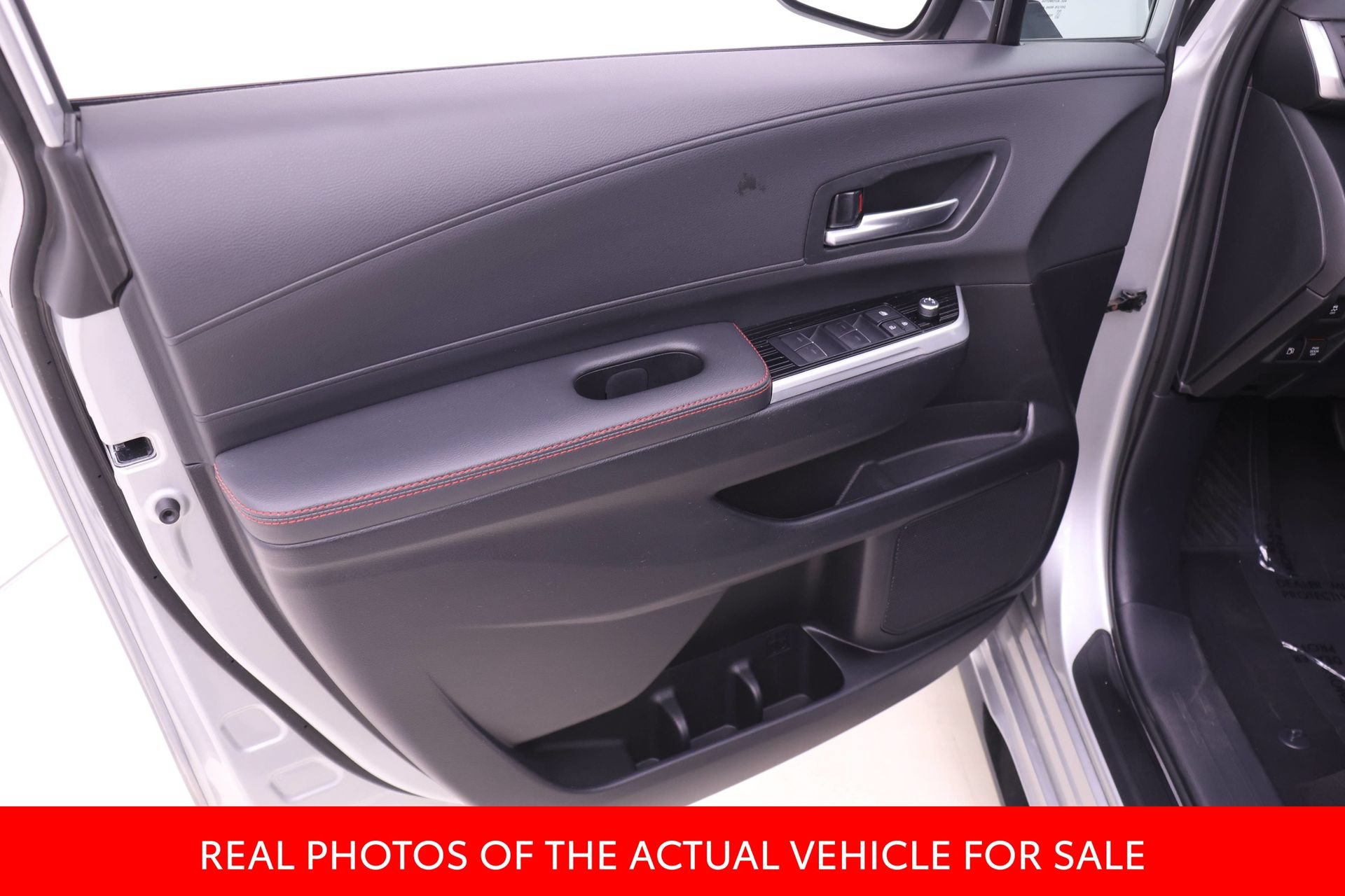Certified 2025 Toyota Sienna XSE w/ XSE Plus Package FWD image 8