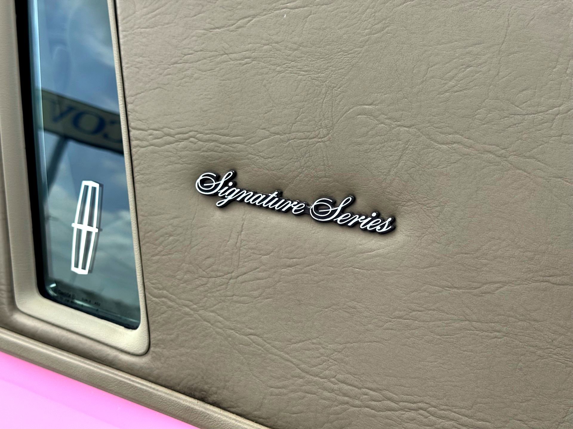 Used 1989 Lincoln Town Car Signature RWD image 17
