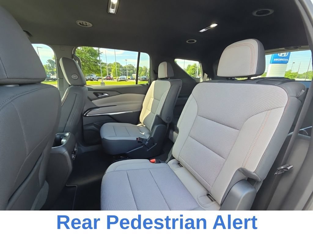Used 2025 Chevrolet Traverse LT w/ Driver Confidence Package FWD image 12