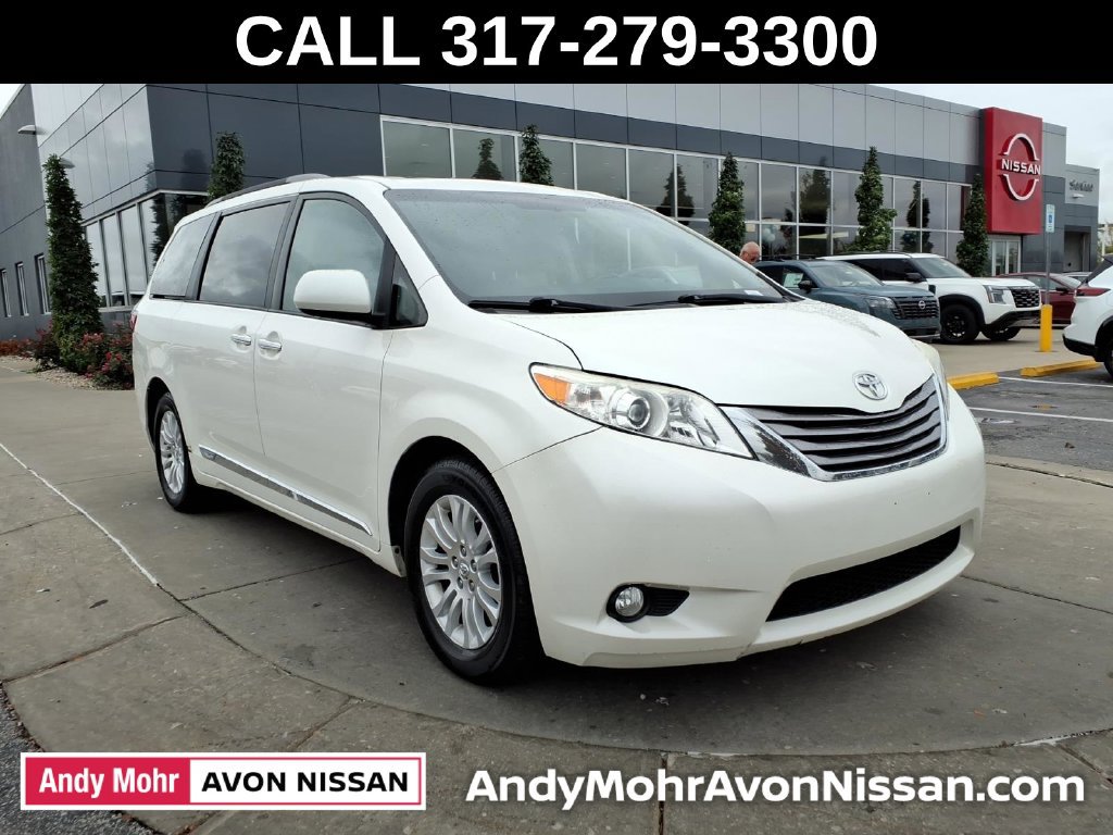 Used 2017 Toyota Sienna XLE Premium FWD image 2