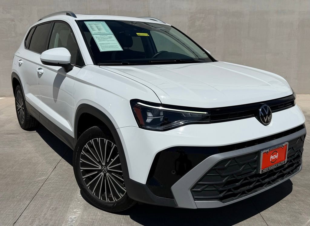 Certified 2025 Volkswagen Taos SE FWD image 1