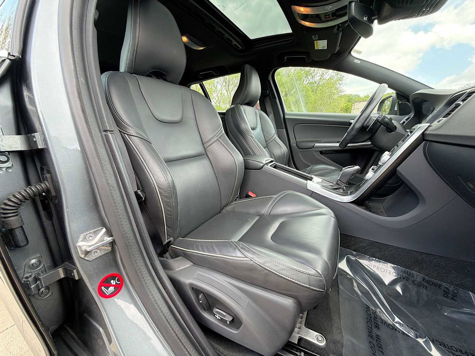 Used 2017 Volvo V60 T6 R-Design Platinum w/ Climate Package AWD/4WD image 19