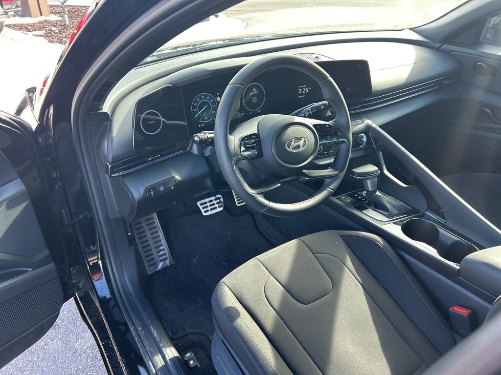 Used 2025 Hyundai Elantra SEL w/ Cargo Package image 11