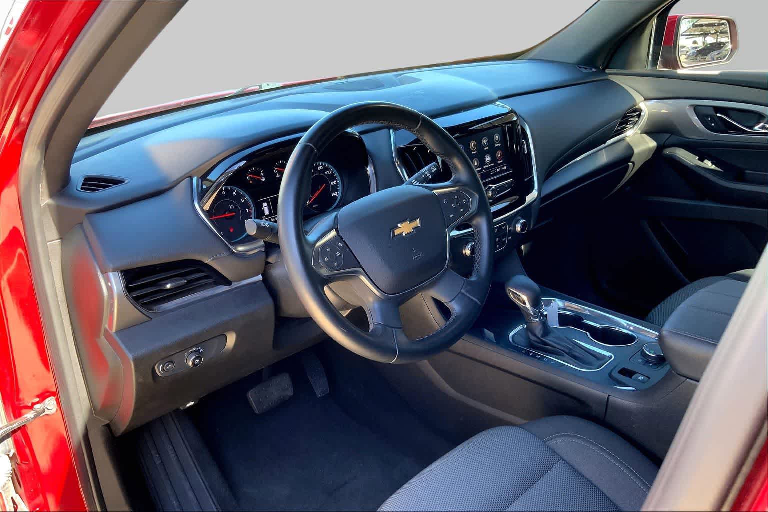 Used 2023 Chevrolet Traverse LT FWD image 17