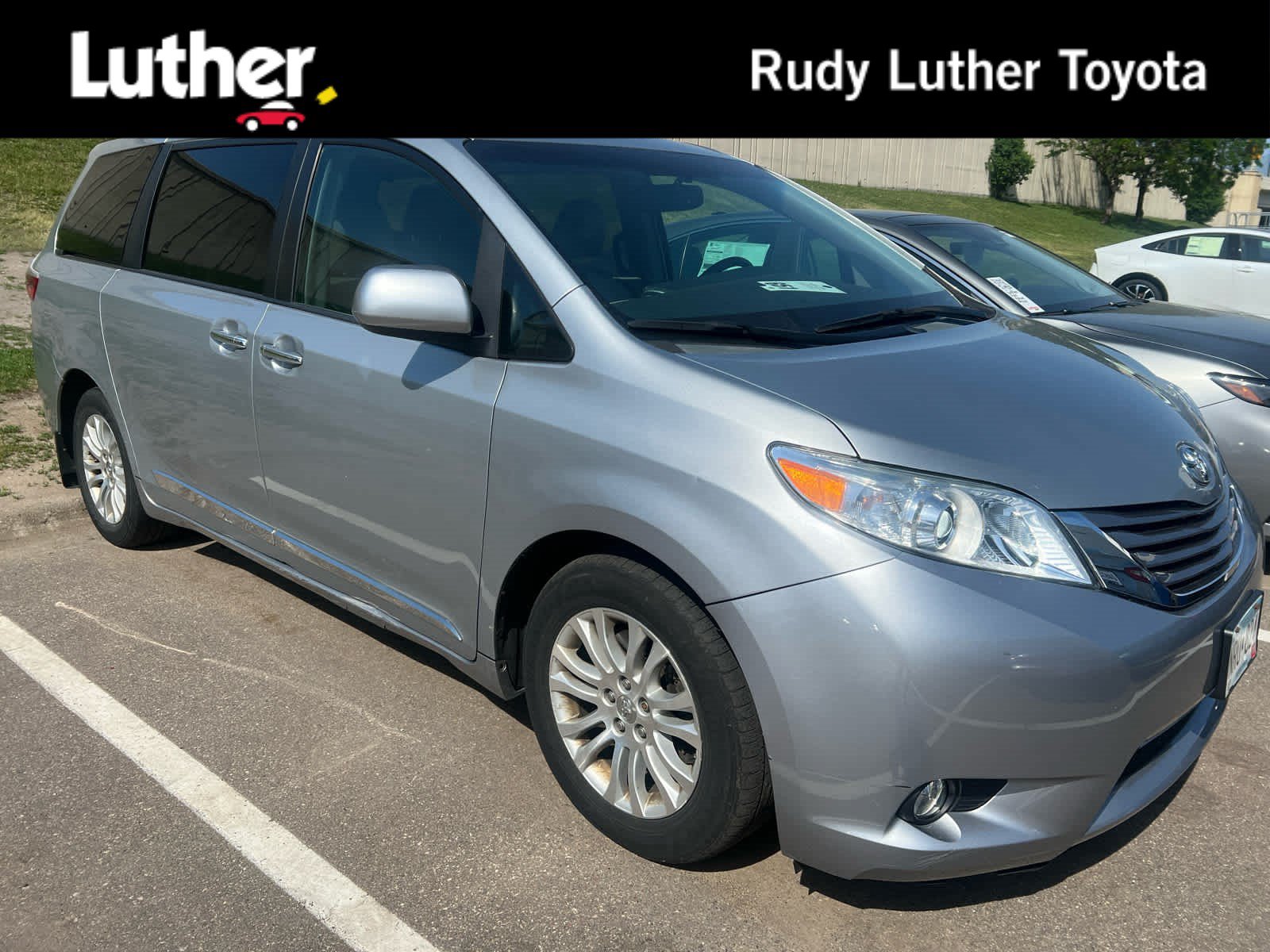Used 2015 Toyota Sienna XLE FWD image 1