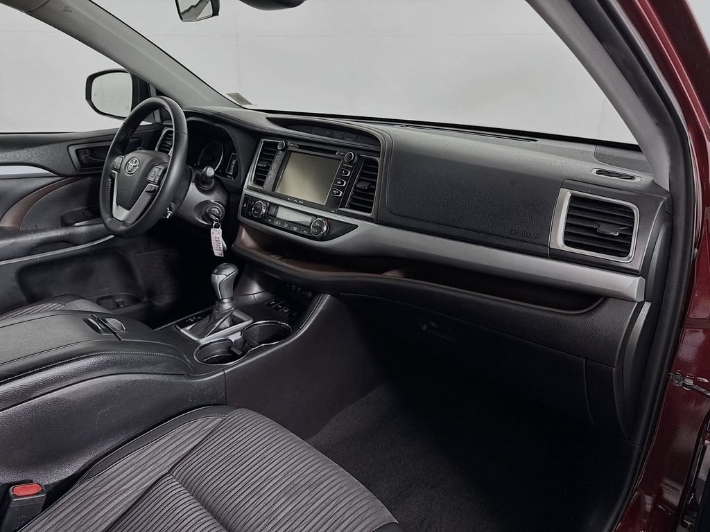 Used 2019 Toyota Highlander Plus AWD/4WD image 29