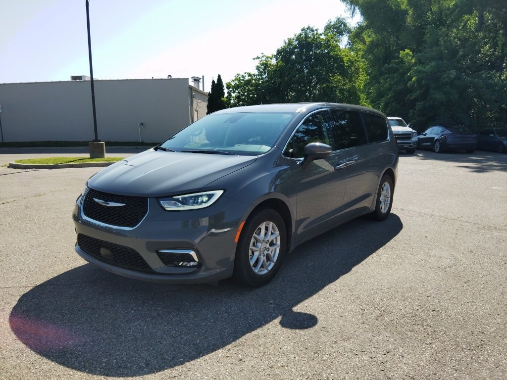 Used 2023 Chrysler Pacifica Touring-L
