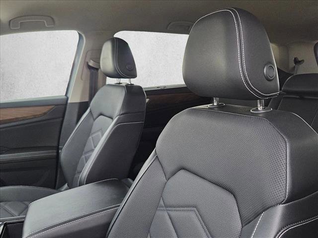 Used 2025 Volkswagen Atlas SE image 20