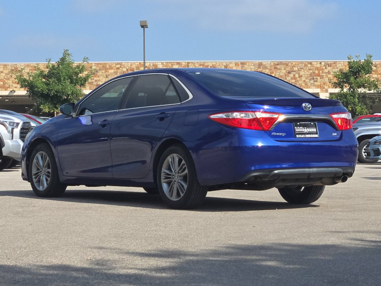 Used 2015 Toyota Camry SE FWD image 3
