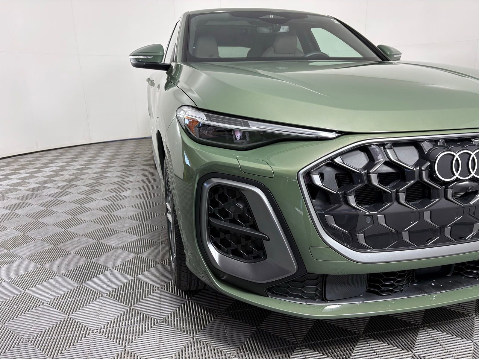 Used 2025 Audi Q5 Premium Plus w/ Premium Plus image 2