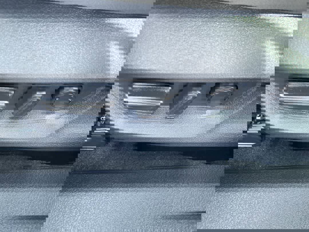 Used 2025 Toyota Camry SE image 12