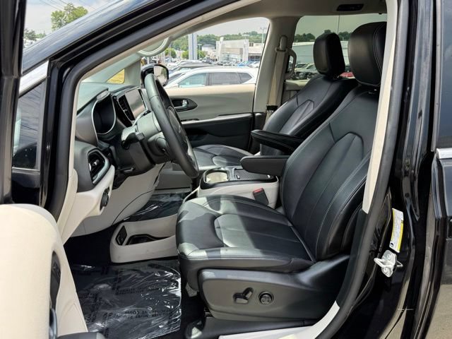 Used 2024 Chrysler Pacifica Touring-L FWD image 14