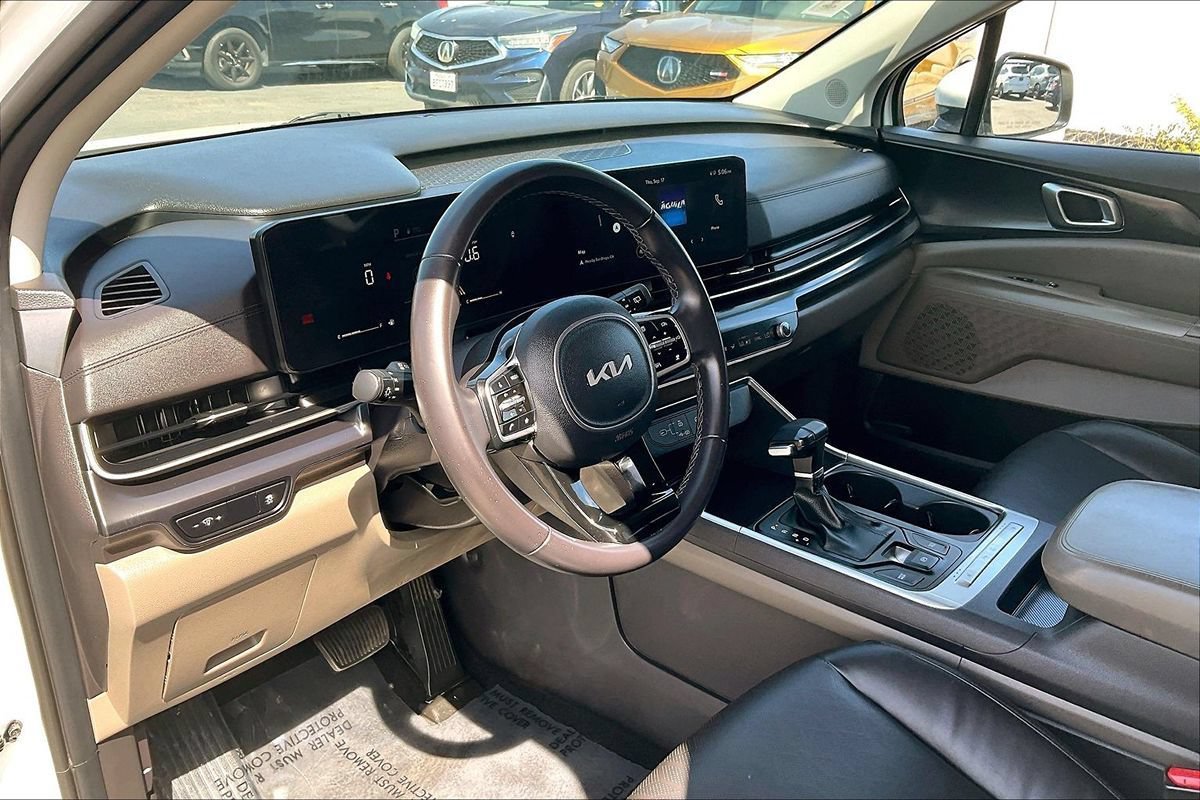 Used 2025 Kia Carnival FWD image 5