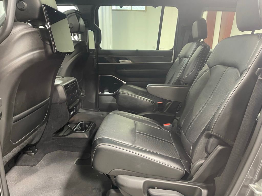 Used 2023 Jeep Wagoneer Series III w/ Premium Group I AWD/4WD image 24