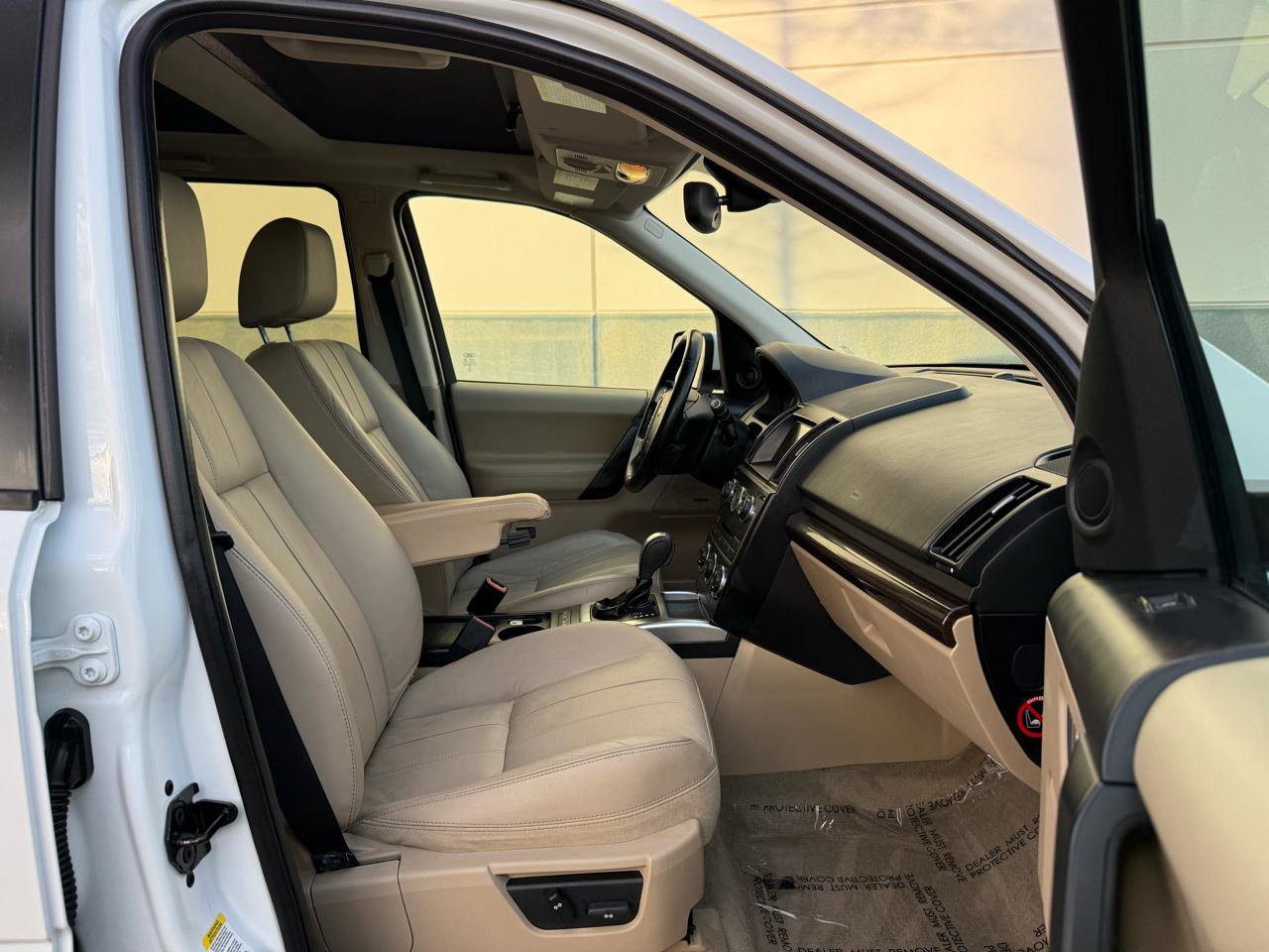 Used 2013 Land Rover LR2 image 23