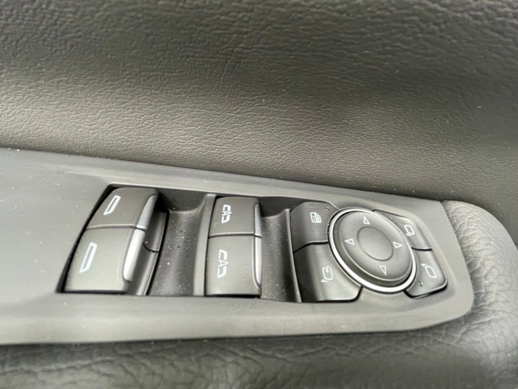 Used 2025 GMC Yukon XL Denali AWD/4WD image 13