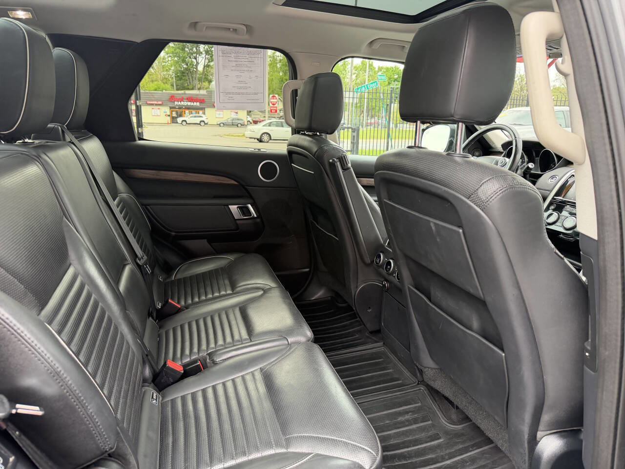 Used 2017 Land Rover Discovery HSE AWD/4WD image 25