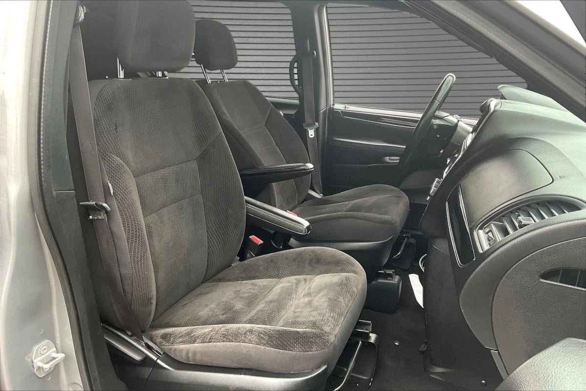 Used 2018 Dodge Grand Caravan SE FWD image 27