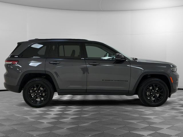 Used 2025 Jeep Grand Cherokee Altitude AWD/4WD image 6