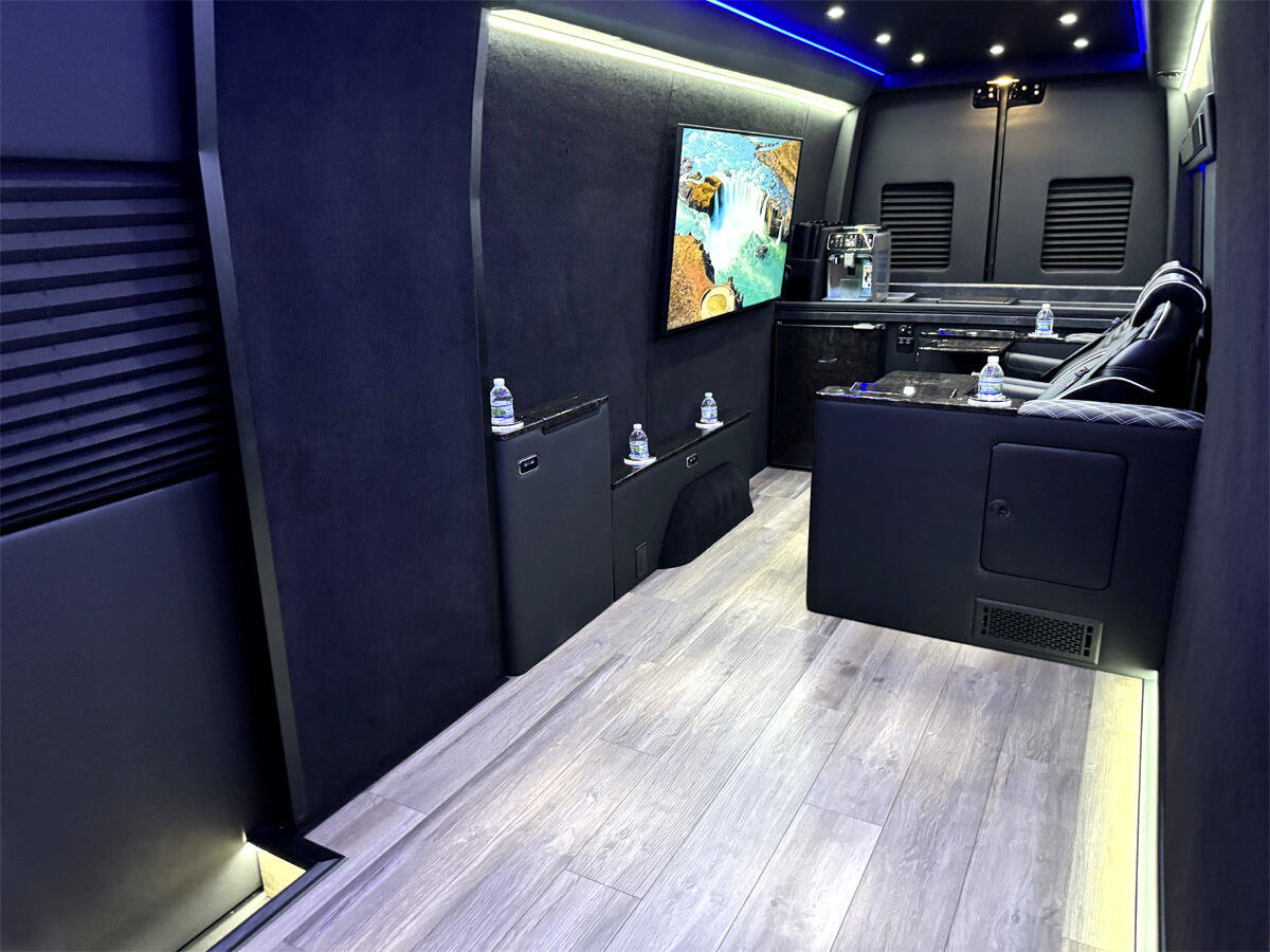 Used 2024 Mercedes-Benz Sprinter 3500 image 2