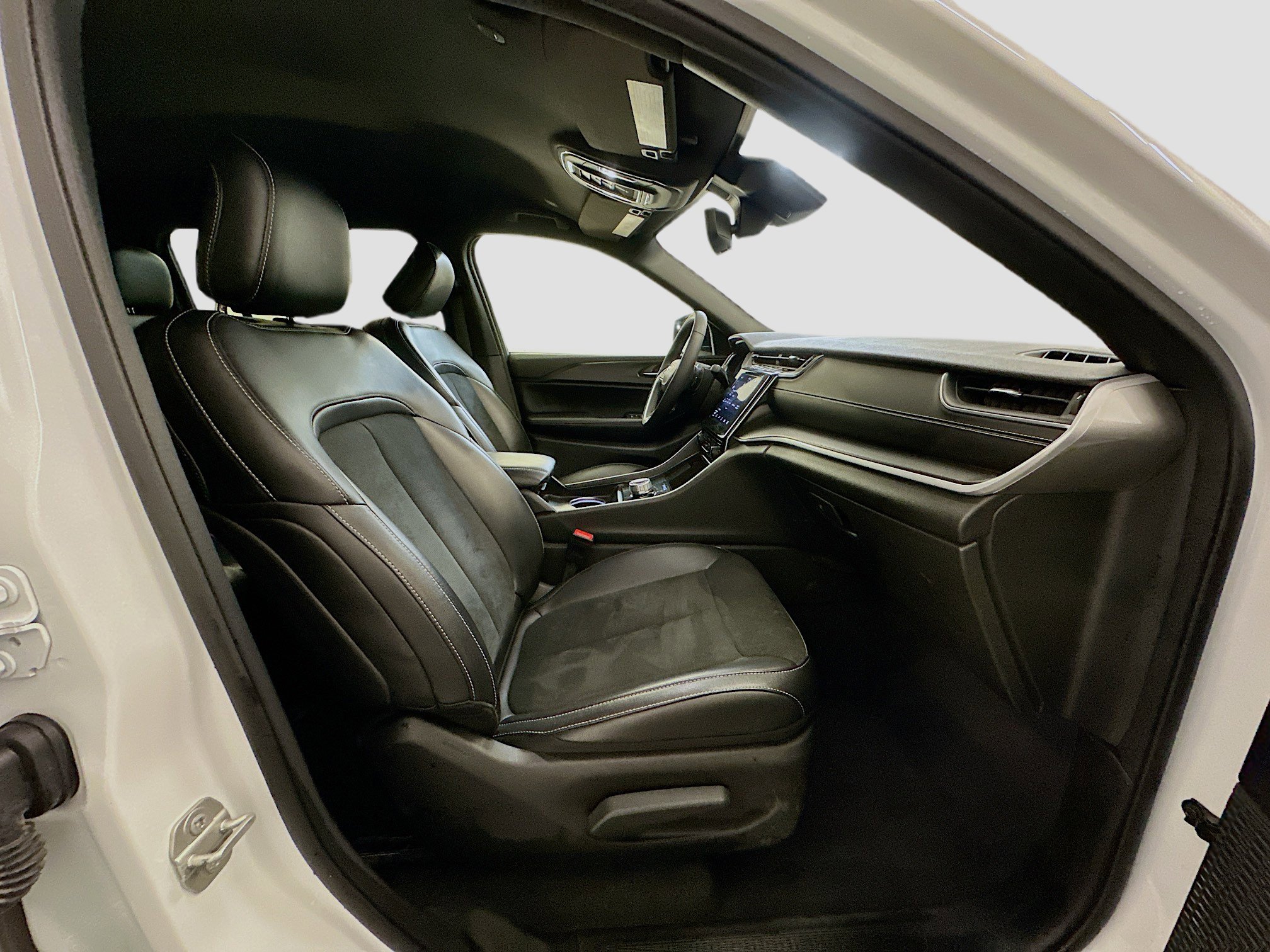 Used 2024 Jeep Grand Cherokee L Altitude image 33