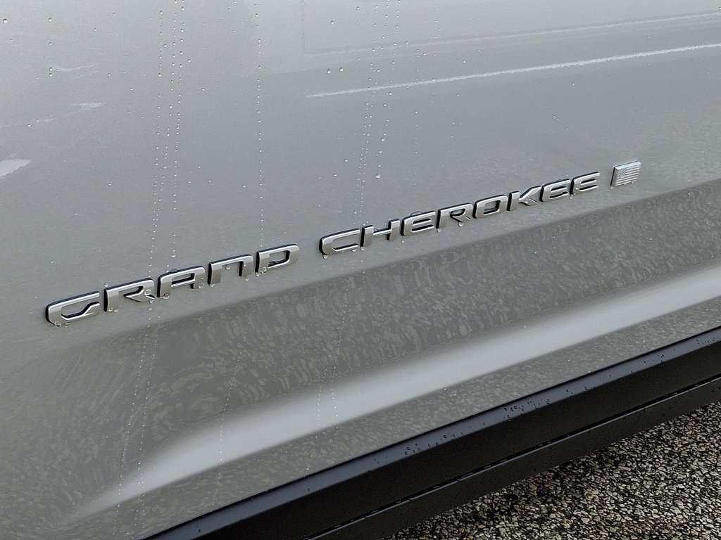 New 2025 Jeep Grand Cherokee L Laredo image 4