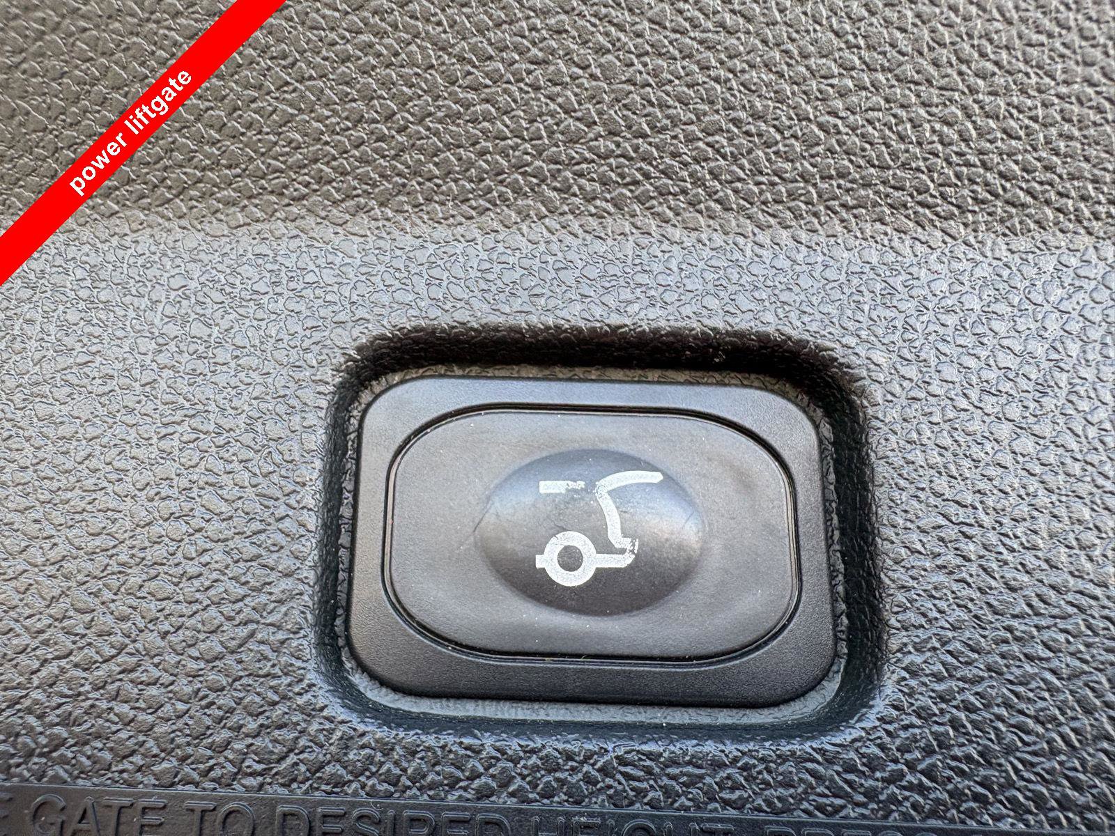 Used 2018 Ford Explorer XLT w/ Equipment Group 201A image 8