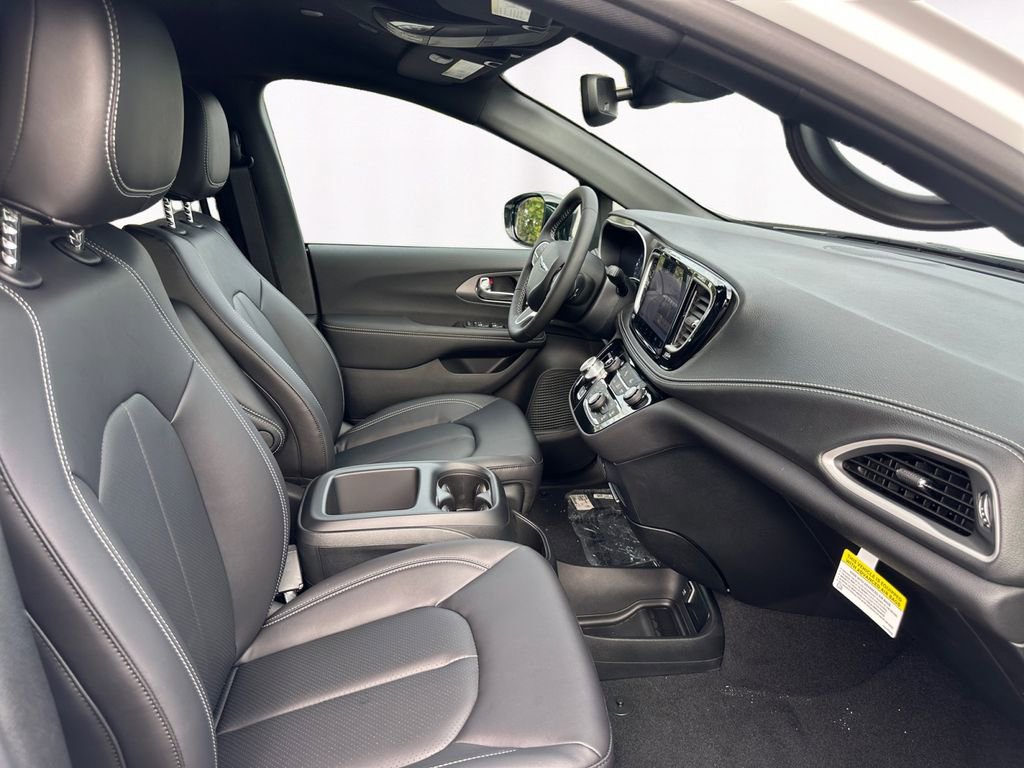 New 2026 Chrysler Pacifica Select image 15