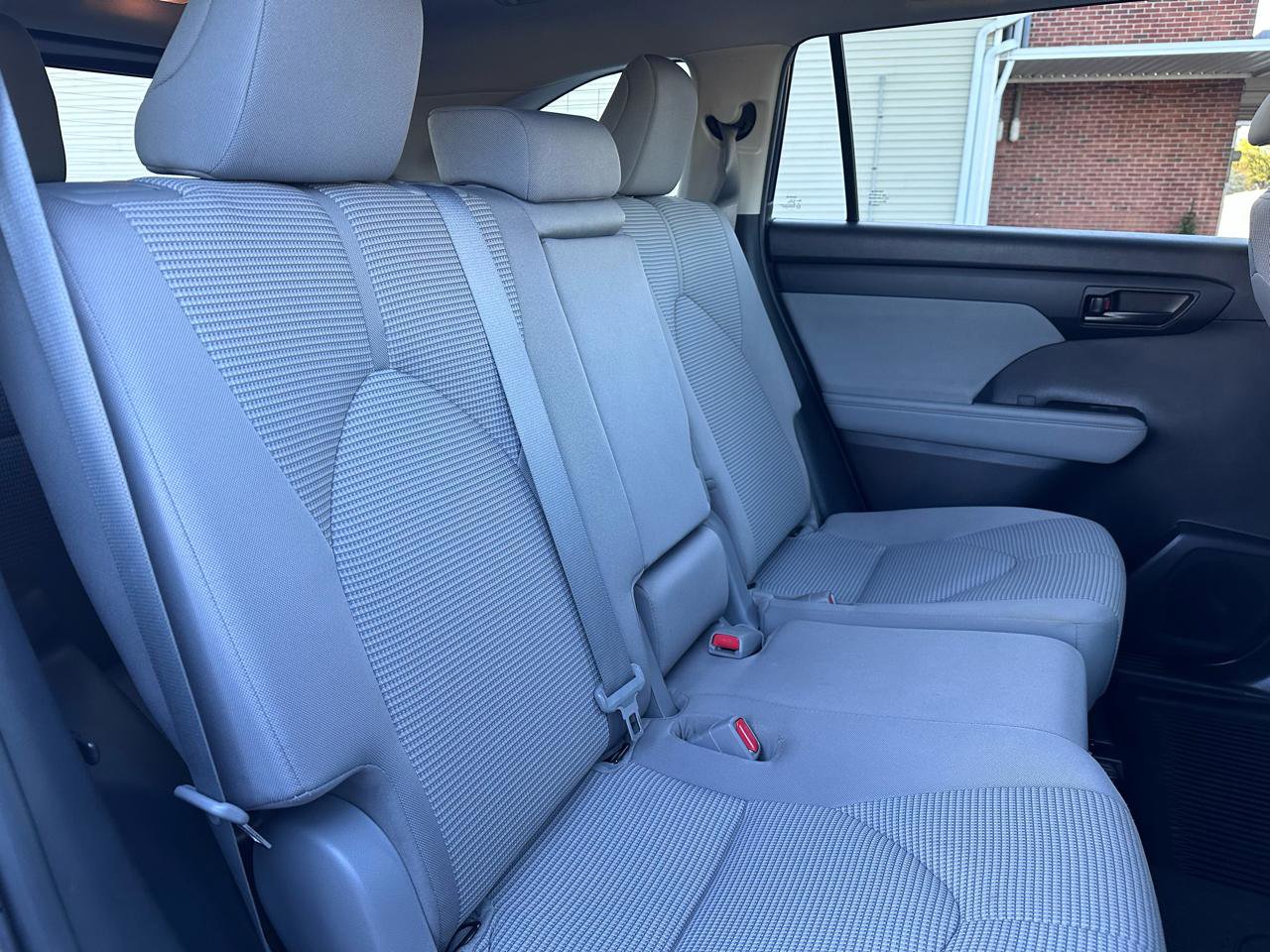 Used 2020 Toyota Highlander LE FWD image 30