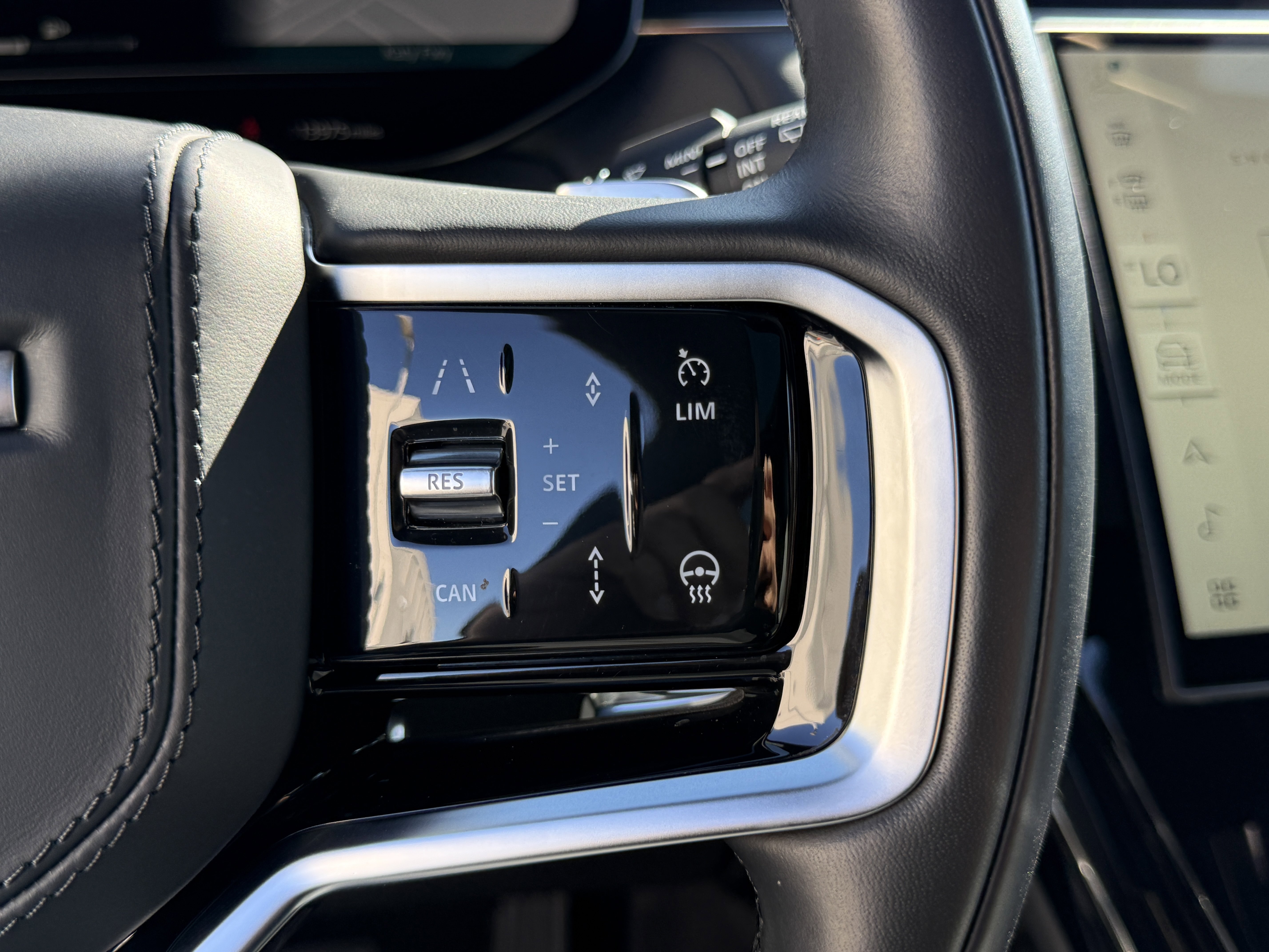 Used 2025 Land Rover Range Rover Sport SE image 22