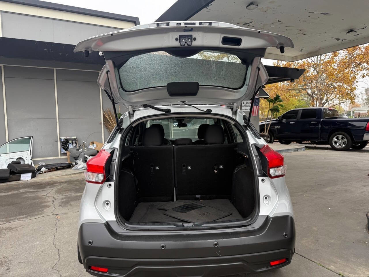 Used 2020 Nissan Kicks S image 12