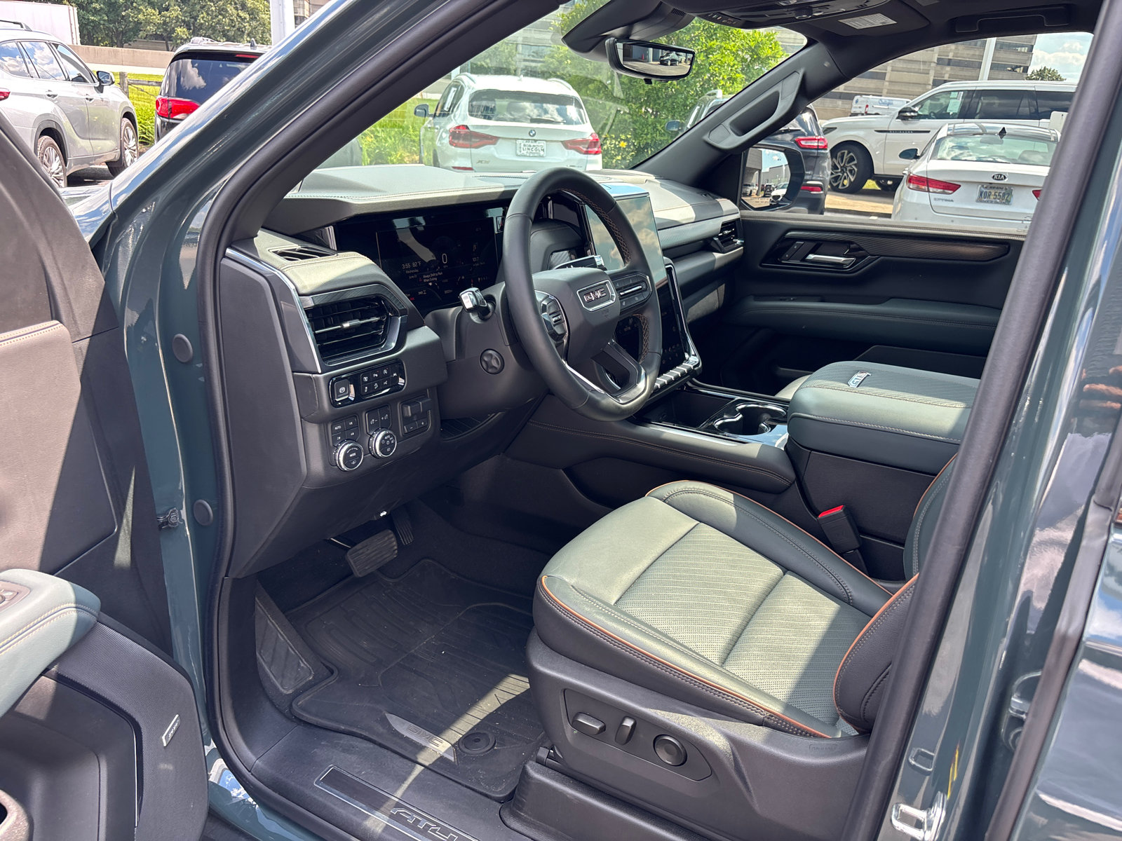 Used 2025 GMC Yukon AT4 w/ AT4 Premium Plus Package AWD/4WD image 23