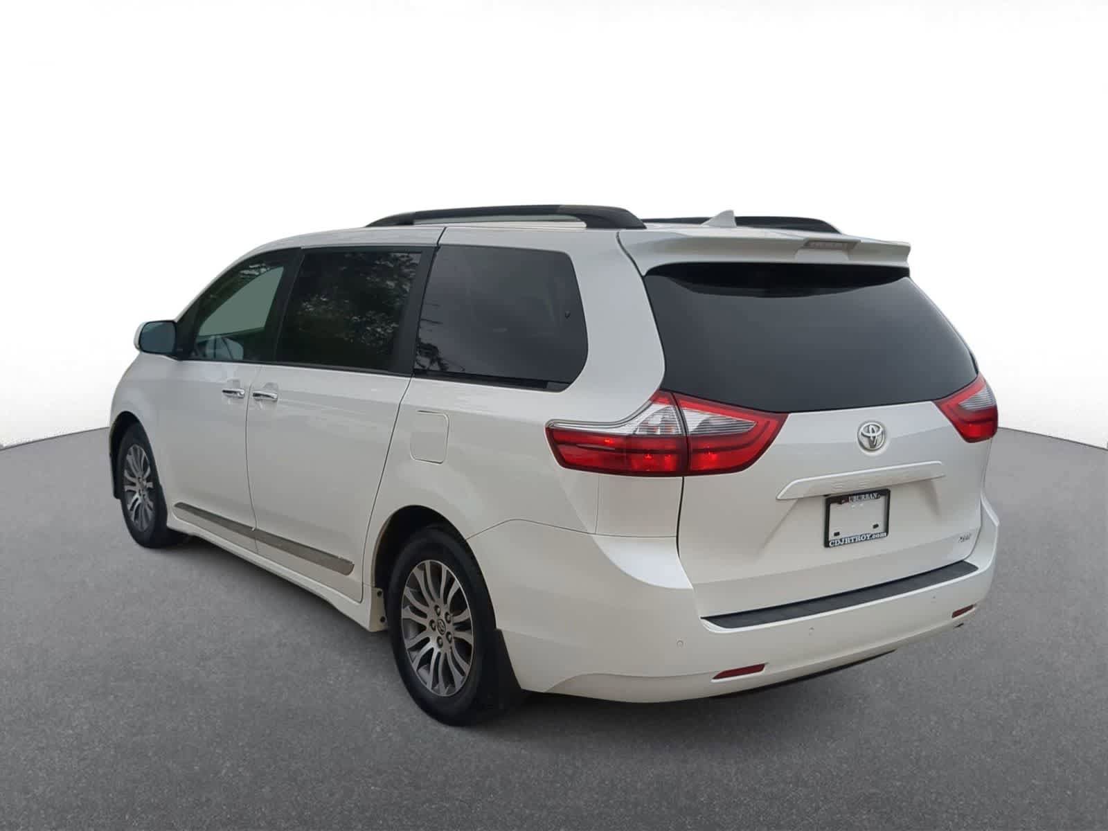 Used 2020 Toyota Sienna XLE w/ XLE Navigation Package FWD image 6