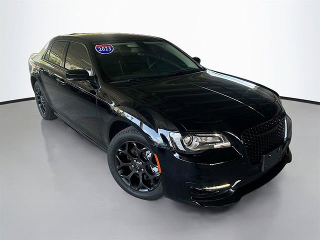 Used 2023 Chrysler 300 Touring L w/ Comfort Group image 2