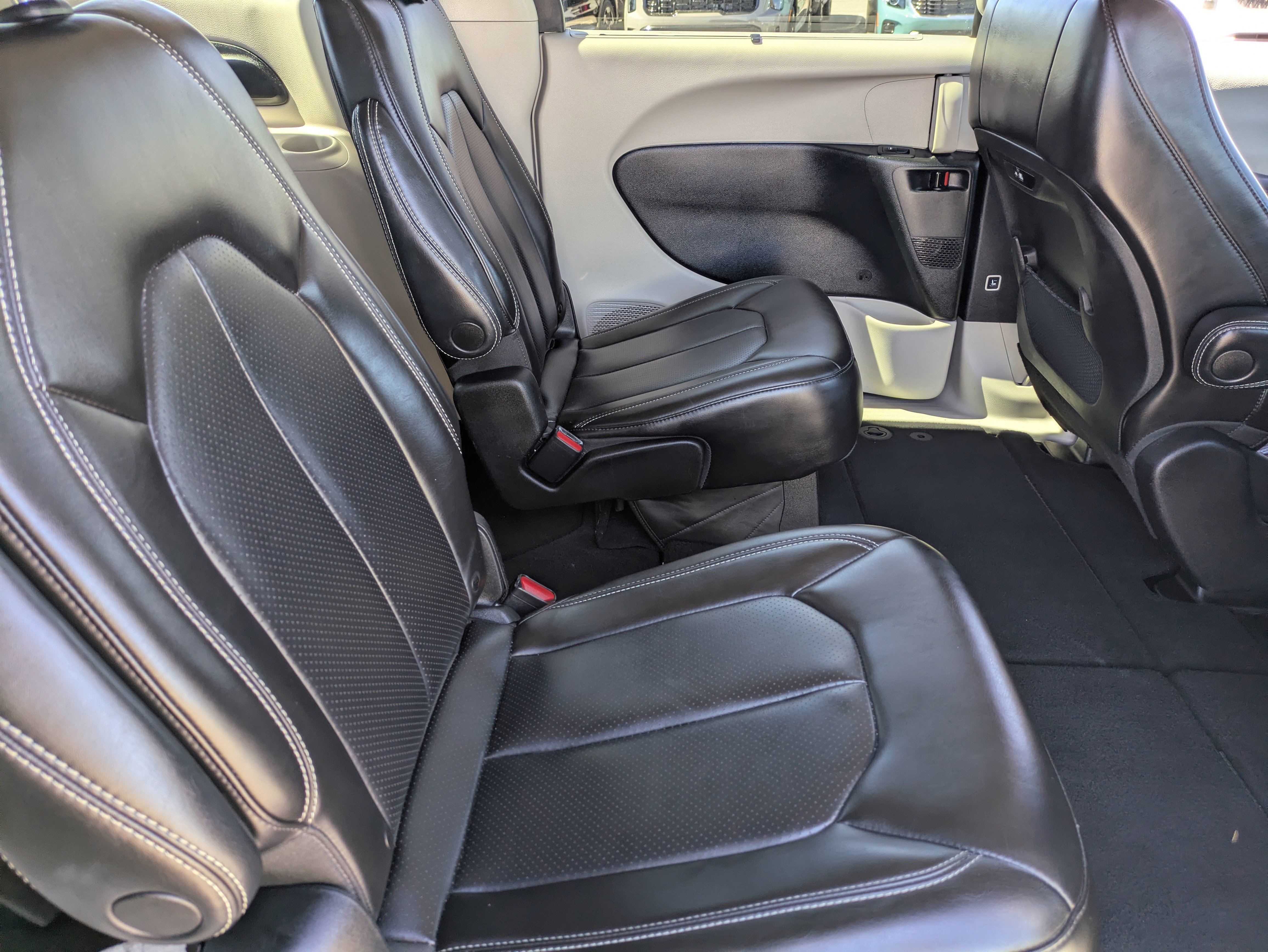 Used 2023 Chrysler Pacifica Touring-L FWD image 14