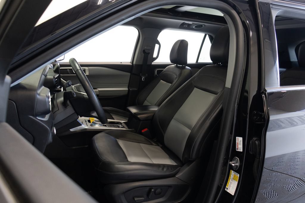 Used 2024 Ford Explorer XLT w/ Equipment Group 202A AWD/4WD image 19