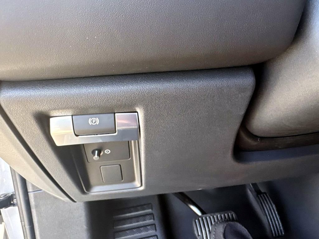 New 2026 Land Rover Defender 110 X-Dynamic SE image 29