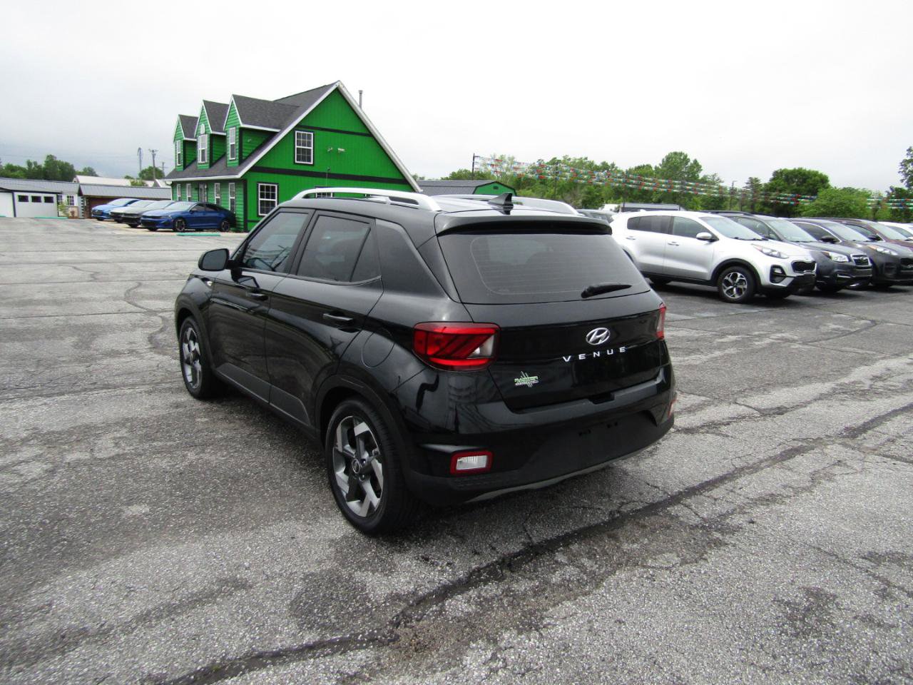 Used 2022 Hyundai Venue SEL FWD image 5