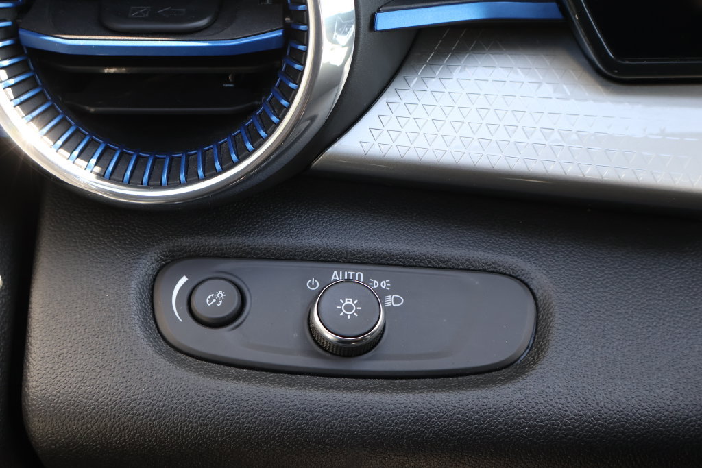 Used 2025 Chevrolet Trax LT FWD image 34