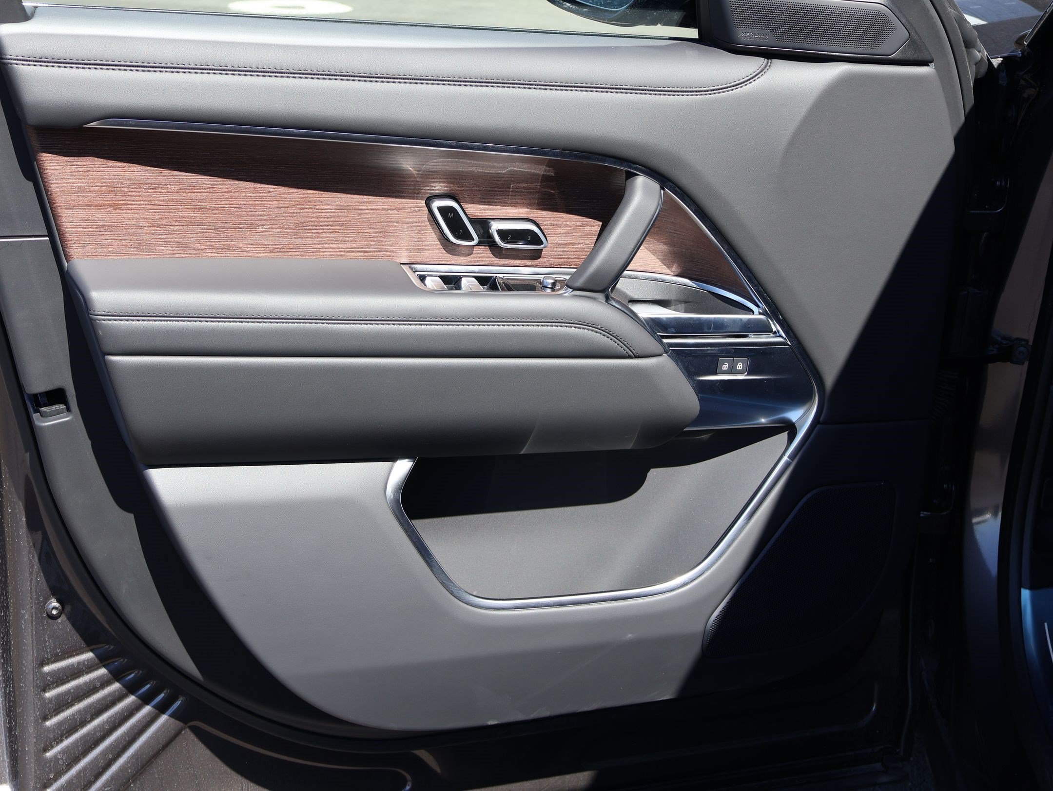 Used 2025 Land Rover Range Rover SE AWD/4WD image 17