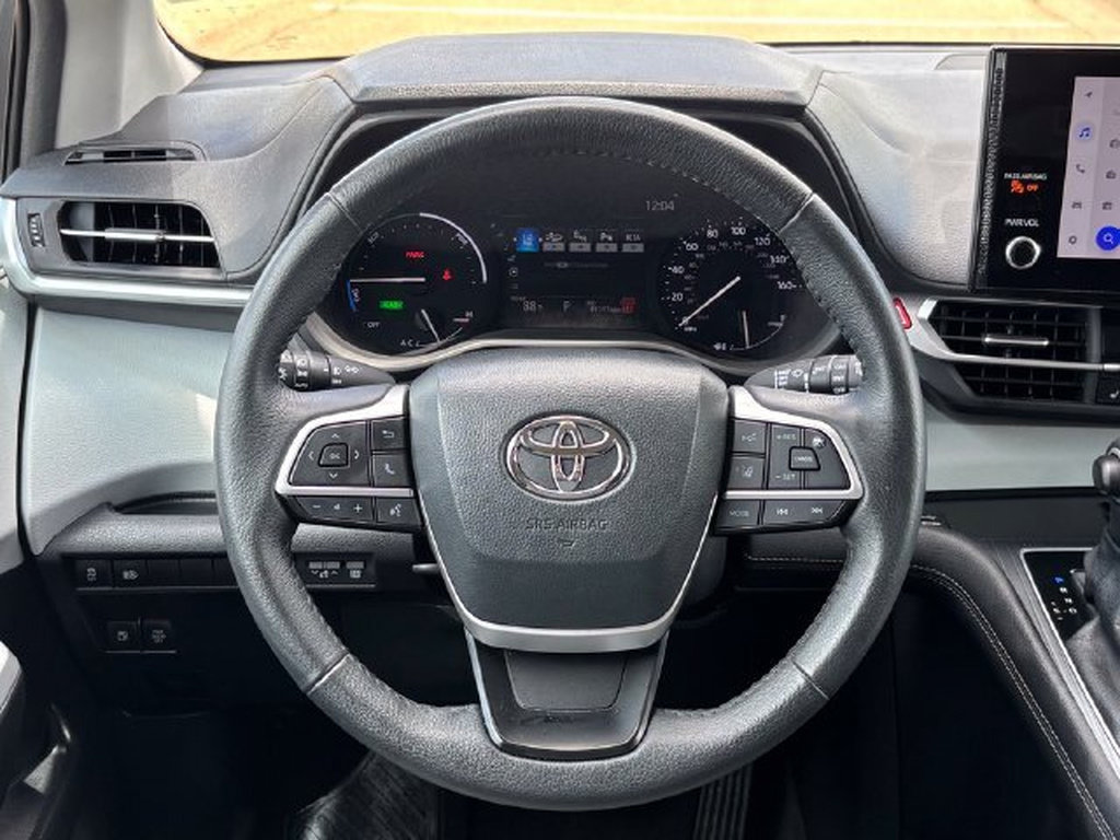 Used 2025 Toyota Sienna XLE FWD image 18
