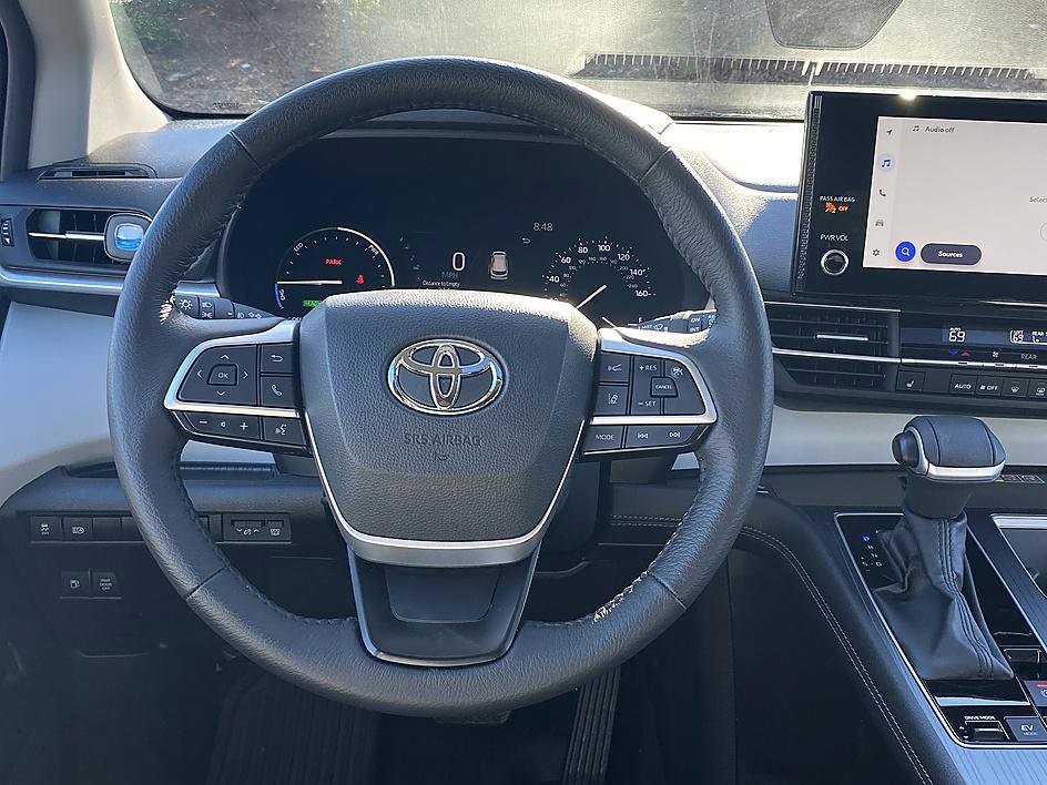 Certified 2025 Toyota Sienna XLE image 18