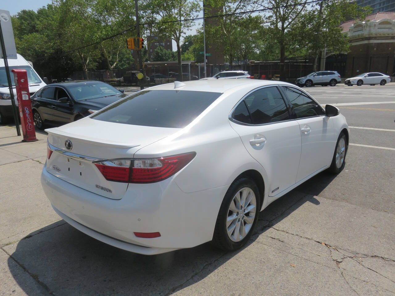 Used 2015 Lexus ES 300h w/ Premium Package w/Bamboo Trim FWD image 4