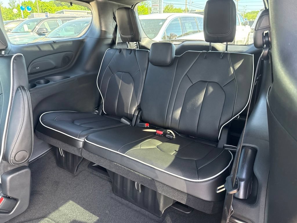 New 2027 Chrysler Pacifica Limited AWD/4WD image 23