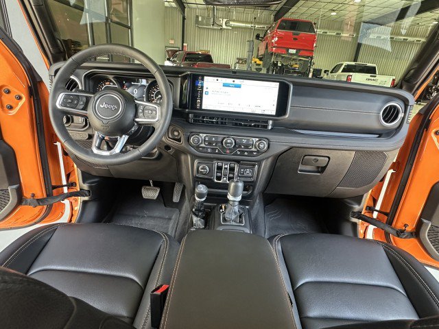 Used 2025 Jeep Wrangler Unlimited Sahara AWD/4WD image 18