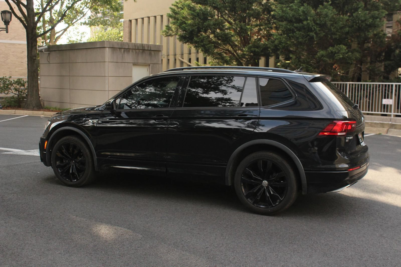 Used 2021 Volkswagen Tiguan SE R-Line AWD/4WD image 9