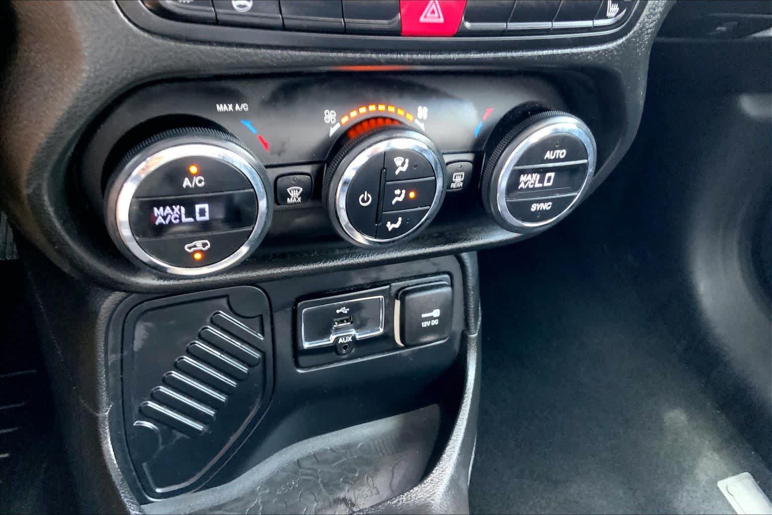 Used 2016 Jeep Renegade Limited FWD image 32