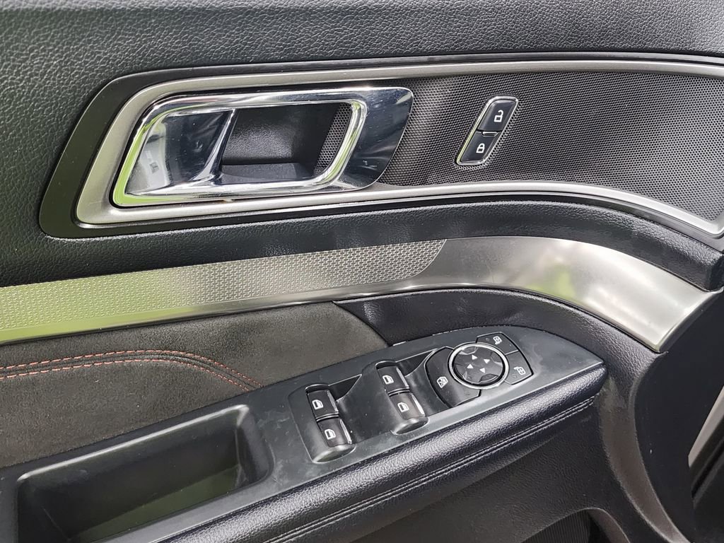 Used 2018 Ford Explorer XLT w/ Equipment Group 202A image 10