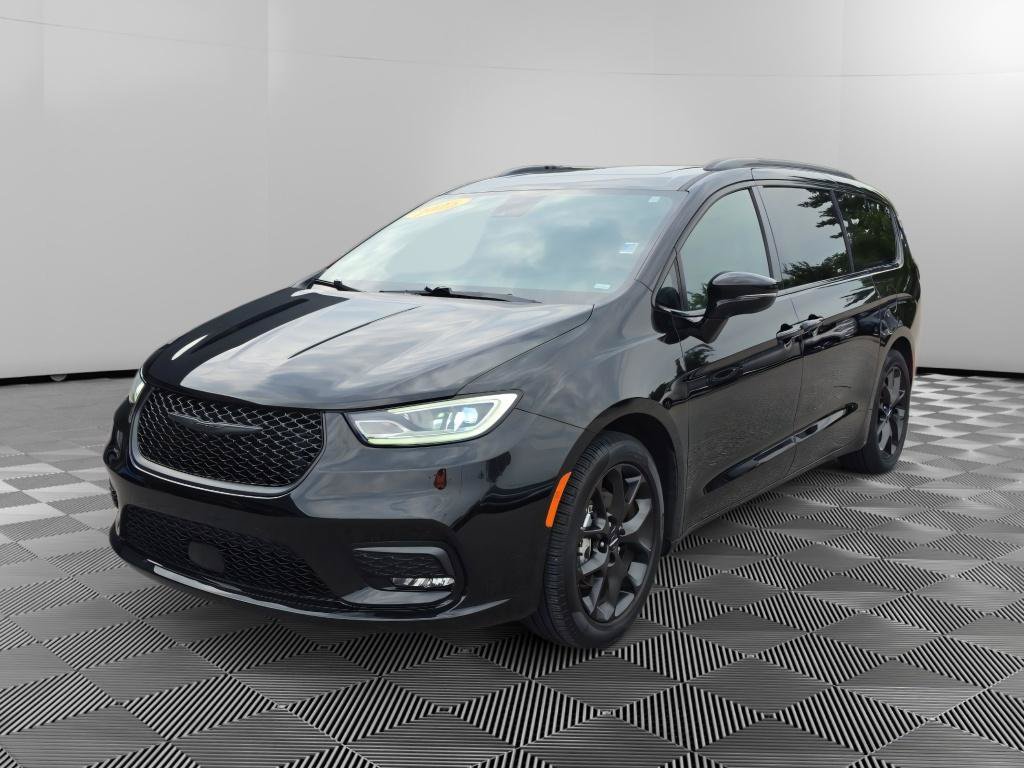 Used 2025 Chrysler Pacifica Limited FWD image 3